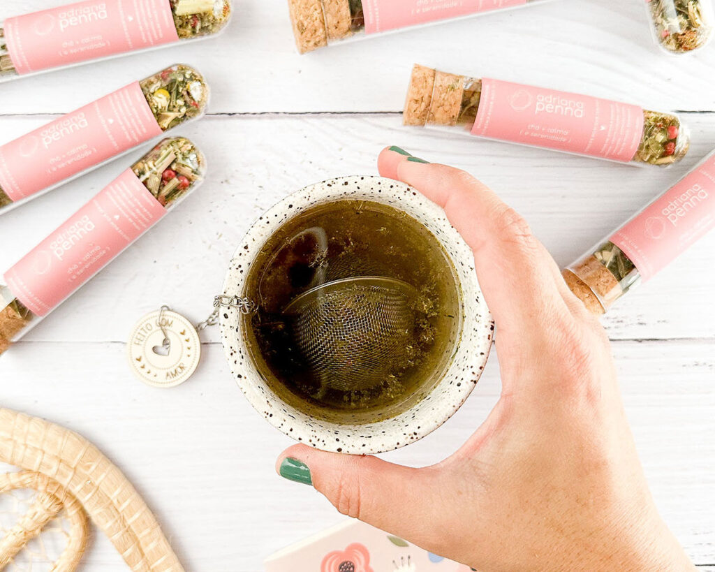 Kit de brindes corporativos personalizados do Empório Coralina com velas artesanais, chá e escalda-pés, criados com propósito e narrativa sensorial.