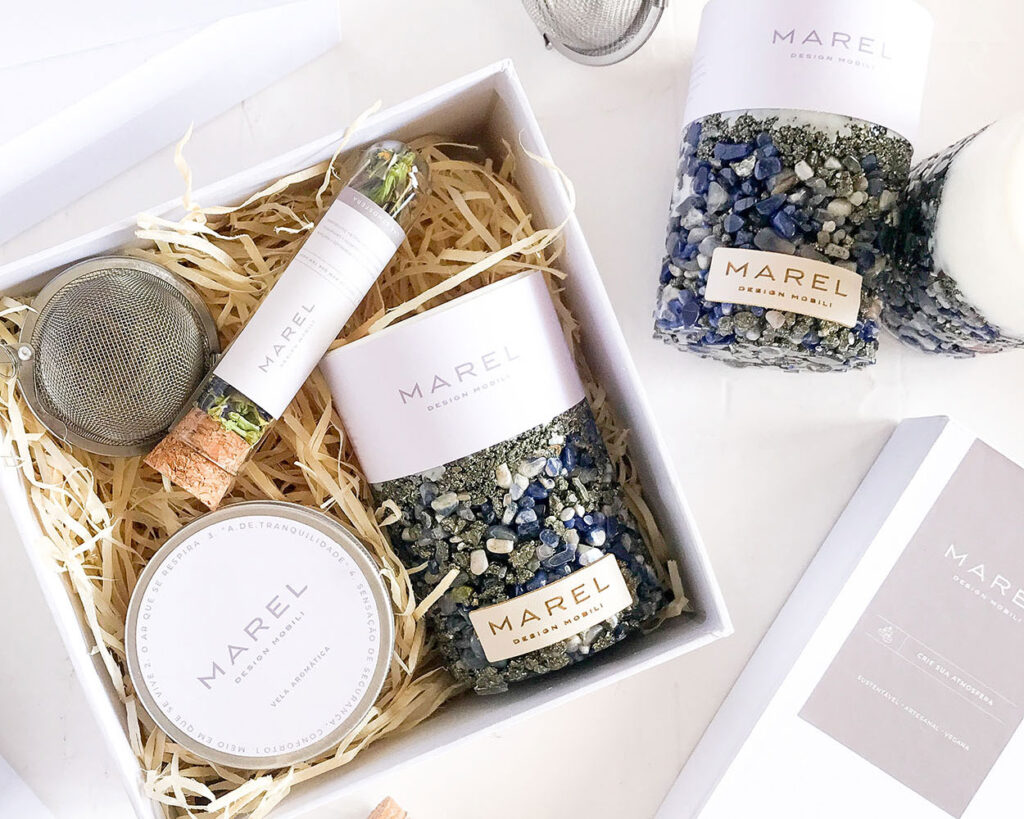 Kit de brindes corporativos personalizados do Empório Coralina com velas artesanais, chá e escalda-pés, criados com propósito e narrativa sensorial.